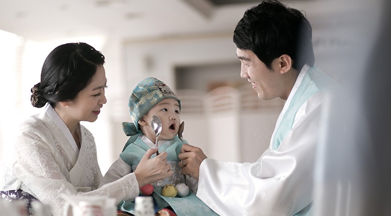 돌상 앞 엄마 아빠 한복, 규빈이 돌복 — 숟가락 먹이기 장면