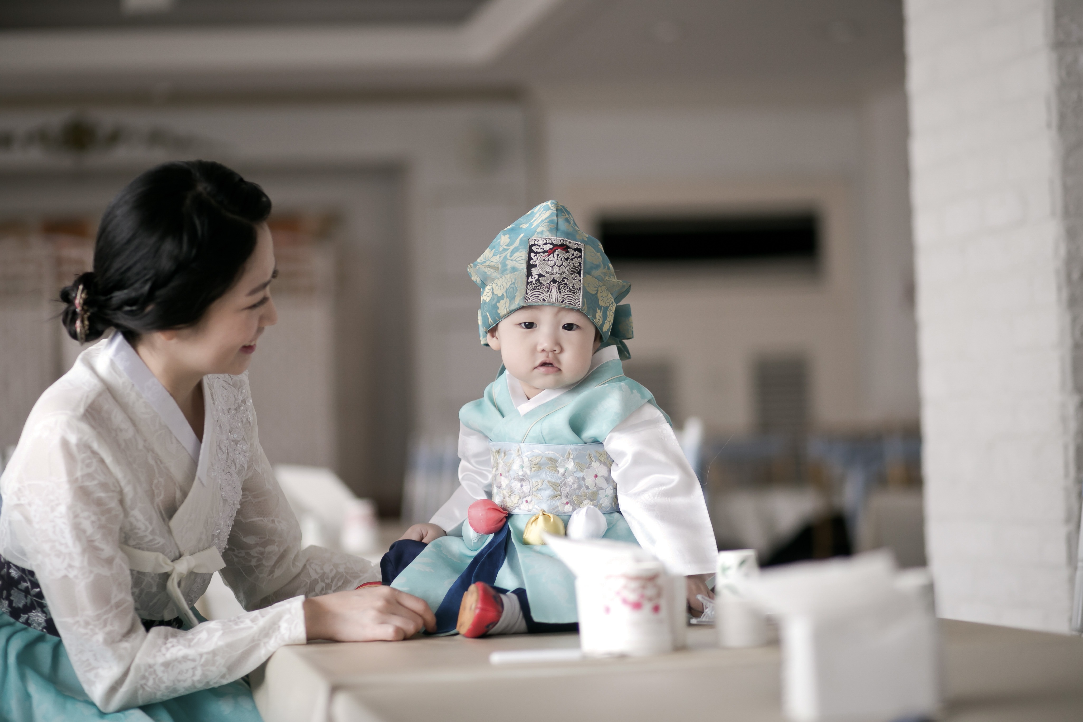 한복 돌복 차림 규빈이 단독 — 엄마가 옆에서 말 걸기